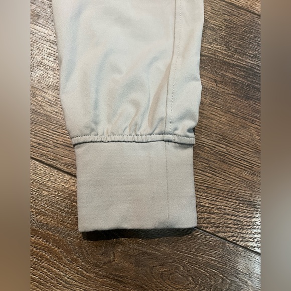 Zyia Gray Ascend Joggers. Size Medium. Worn only to try on! Excellent condition! - Picture 4 of 4